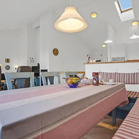 3 Bedroom Beautiful In Casa de Férias